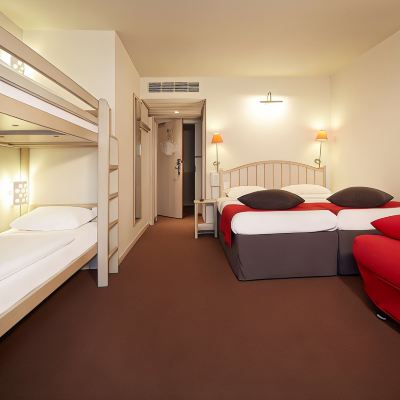 Standard Room (Multiple Beds)