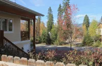 Luxurious Townhome Minutes From Beautiful Downtown, Golf Course, And Ski Area