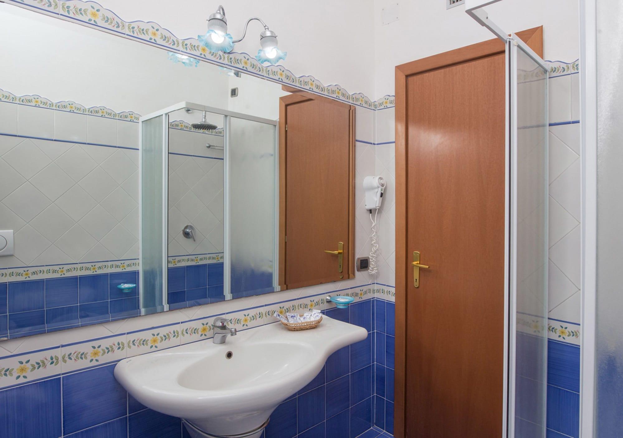 带阳台和海景的三人房