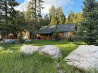 Outstanding Crandall Cabin minutes from Yellowstone, ready for your adventure!