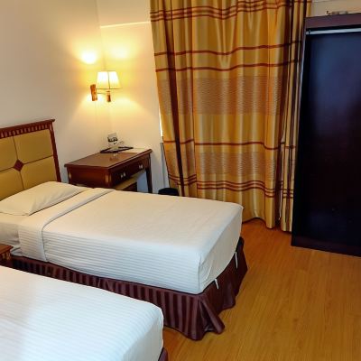 Bilik Kembar Mewah Kupon OYO 90464 Borneo Suites Hotel