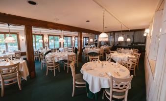 Stonehurst Manor Including Breakfast and Dinner - Housity