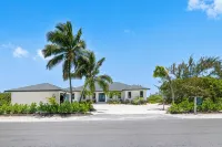 "New" 5 bedroom Exuma Beach Front Estate w/ Pool & No Neighbors on either side! Hotéis em 