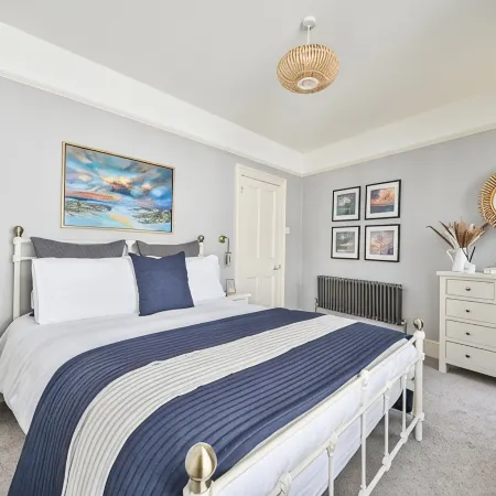Charming Three Story Townhouse footsteps away from the historic harbour. Отели в г. Лоо
