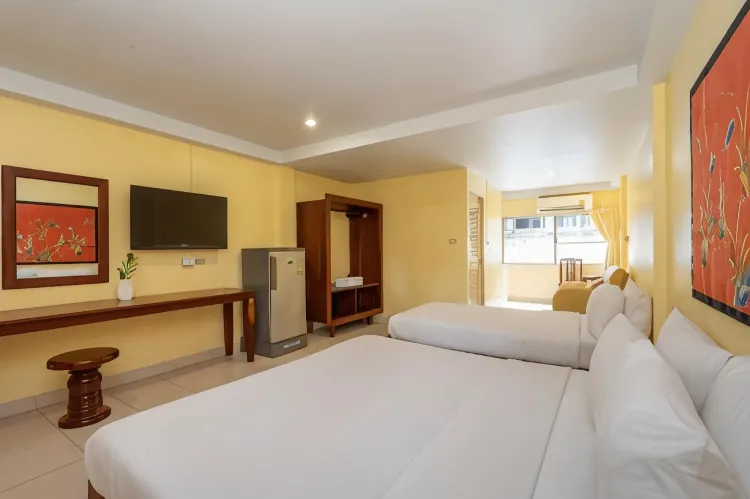 ห้องดีลักซ์สำหรับสามท่านพร้อมทางเข้าสระว่ายน้ำ