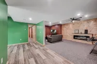 NEW 4-bedroom home, private, hot tub, fenced yard, pet friendly