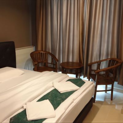 Bilik Deluxe King Kupon Aero Star Hotel