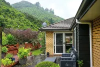 Only 4 km to Town. Beautiful Inside & Out, Relaxing,Tranquil, Great Home for All Hotel di 