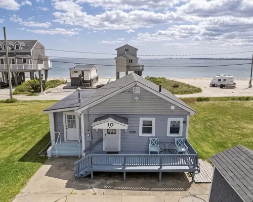 Beach Lovers Paradise! Cozy 3 bedroom home steps from the beach. Hotels in Fairhaven