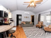 Cozy Cabin on the Creek with WiFi and AC in Delightful Belton ベルトンのホテル
