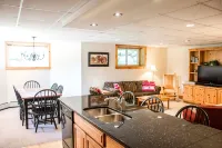 Ski in/Ski out 2 Bedroom Directly on Grammy Jay Run