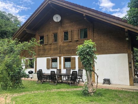 Idyllisches Ferienhaus mit Gatensitzplatz. Haustiere Willkommen!