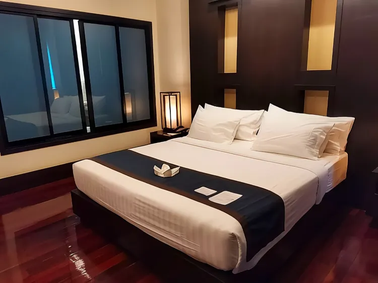 ห้องดีลักซ์ เตียงใหญ่ 1 เตียง