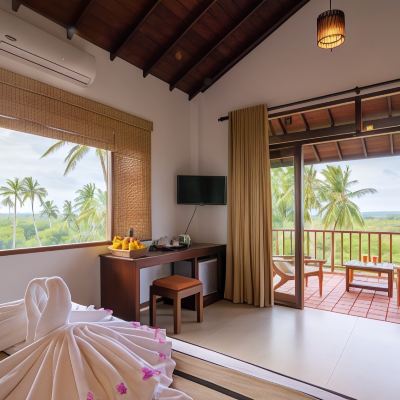 Deluxe Double Room With Partial Ocean View And Balcony