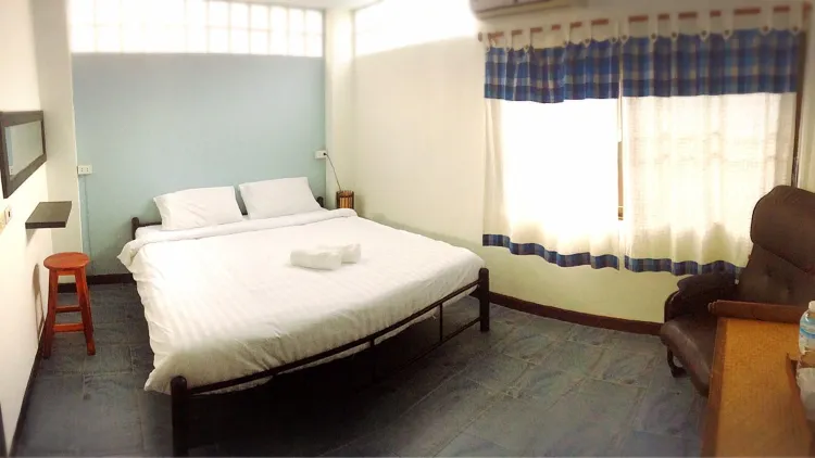 ห้องเตียงใหญ่ พร้อมห้องน้ำรวม