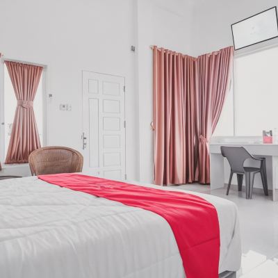 Bilik Premium Kupon RedDoorz Syariah near Arafah Hospital Jambi