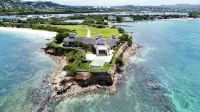 The Great House, Stunning 4-Bedroom Coastal Retreat with Panoramic Ocean Views Hotels in 