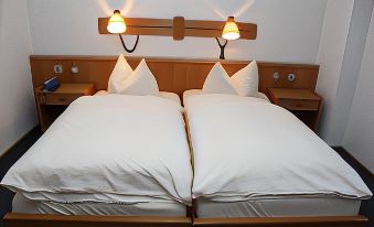 Hotel- Restaurant Zum Kleinen Konig - Housity