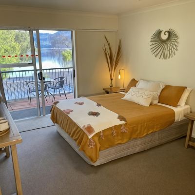 Double Room with Lake View Te Anau Lakefront Backpackers Promo Code