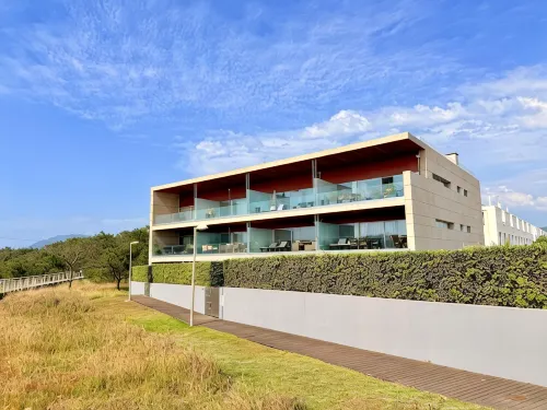 T2 Luxury in front of the beach