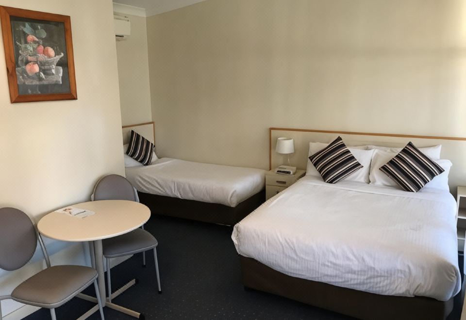 Orange Motor Lodge Standard Twin Room