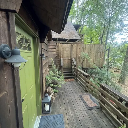 Tale of the trout cabin located 1 mile from the trout stream and Lake Отели в г. Брокен Боу