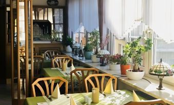Hotel- Restaurant Zum Kleinen Konig - Housity