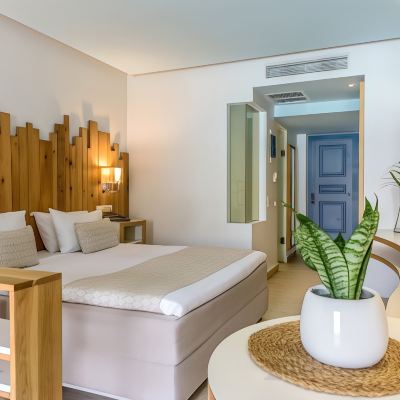 Junior Suite-Sea Front with Pool Access