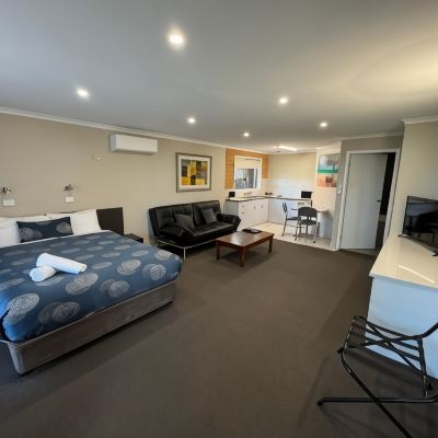Deluxe Spa Room Blue Whale Motor Inn & Apartments Promo Code