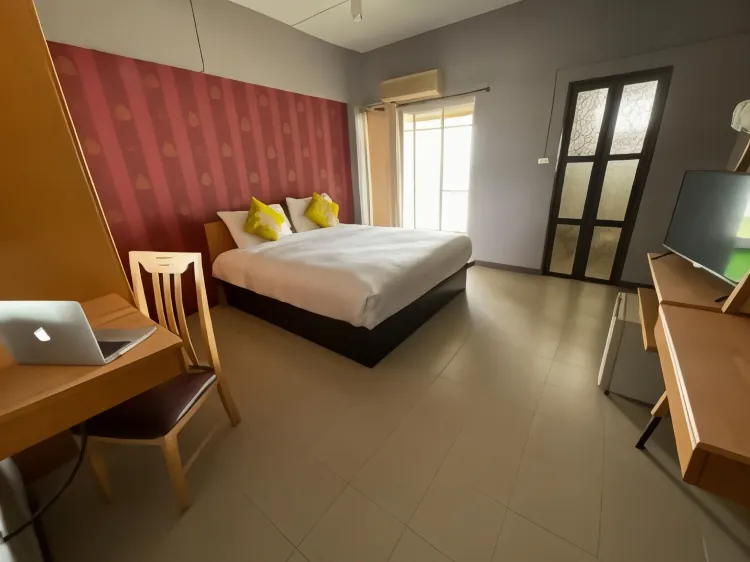 ห้องดีลักซ์ เตียงคิงไซส์ พร้อมระเบียง