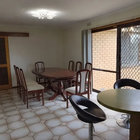 Charming 3-Bedroom Holiday Home Near Werribee Park Отели в г. Уэрриби