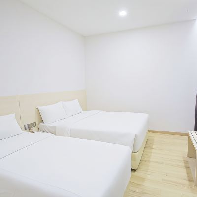 Bilik Deluxe Bertiga Kupon Minimalist Hotel