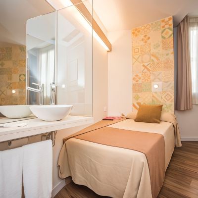 Twin Room Hostal Marenostrum Promo Code