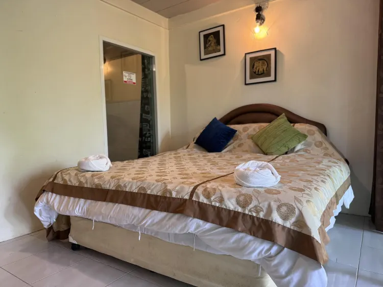 ห้องเตียงใหญ่พร้อมเตียงควีนไซส์