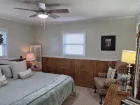 The Barge Inn has amazing views of beautiful Kentucky Lake. Hotele w: 