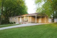 Sunny home across from Lake Barkley, fenced yard patio w/grill convenient to LBL