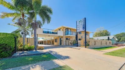 Emerald Central Palms Motel Hotele w: 