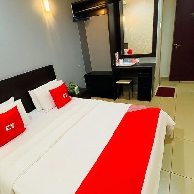 Bilik Queen Kupon OYO 89593 CT Hotel
