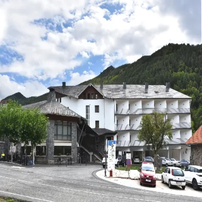 Hotel y Apartamentos SNÖ Isaba โรงแรมใน
