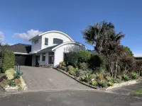 Luxury Home Next to Ocean & Walkway,  Restaurants, Cafes, Aquatic Centre & CBD のホテル