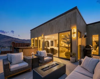 Lake Chelan Luxury Villa w/ Views•Private Beach•Marina•Pool•Spa•Sauna-Sleeps 24 Hotele w: 