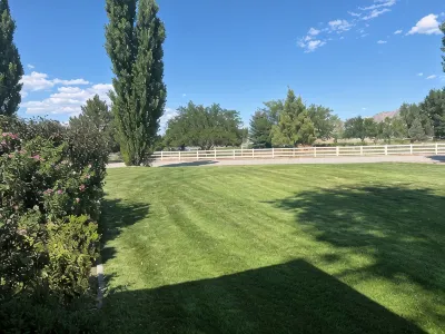 Mystic Manor Monroe 4 Bed Farm House- 10 min walk to Hot springs Отели в г. 