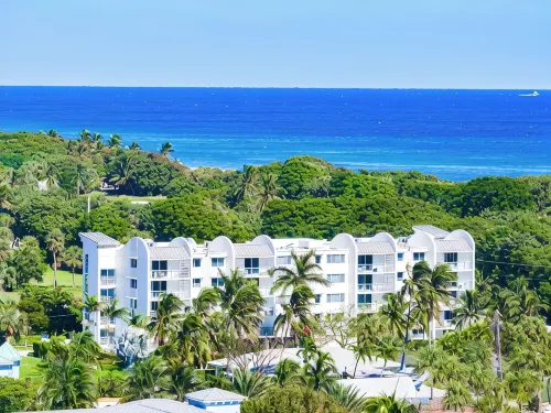Modern 2BR/2BA with Balcony- Directly Across from the Beach