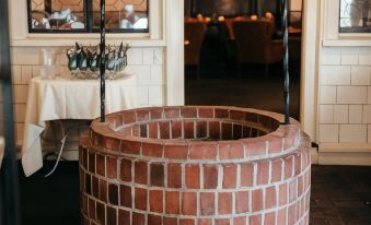 Stonehurst Manor Including Breakfast and Dinner - Housity