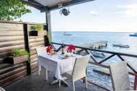 Ocean's Edge Lodge Restaurant & Bar โรงแรมใน