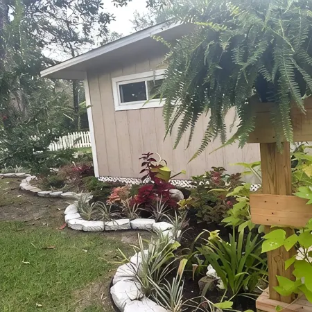 Charming modern cottage, in Crawfordville with extra parking for your boat.