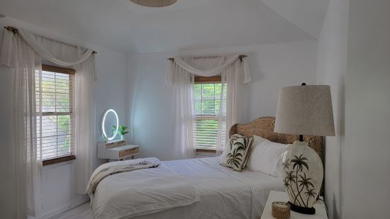 New! Rennovated 1-bedroom condo. Walk to beach & waterfront restaurants.