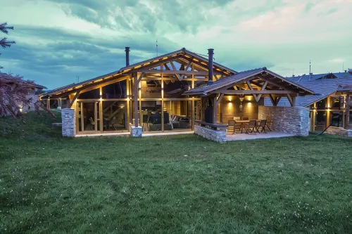 Chalet for up to 10 people with sauna, private home theater and hot tub