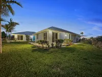 Golf Cart Included, Inagua Villa, Treasure Cay, Bahamas, 100 yards from beach โรงแรมใน