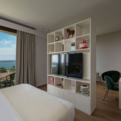 Junior Suite with Balcony with Lake View